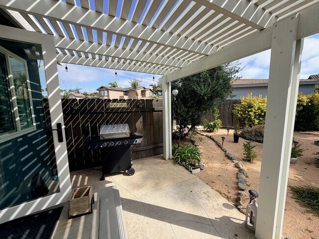 Building Photo - 2642 Davis Pl