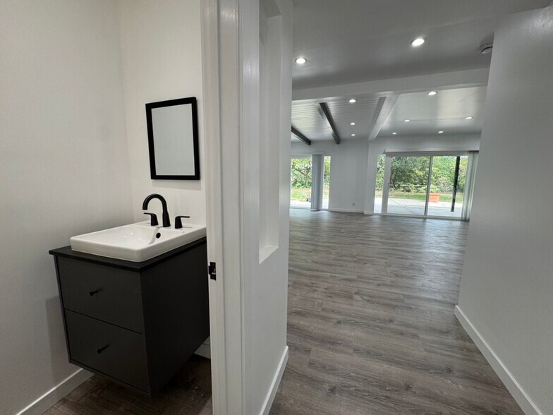 Building Photo - 2212 Linda Flora Dr