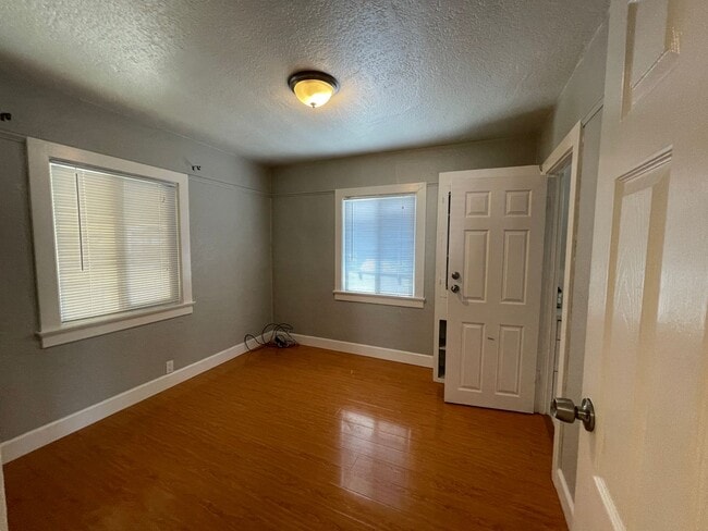 Building Photo - Gorgeous 2 Bedroom Home! Convenient Location!