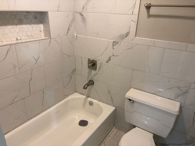 Building Photo - 515 Basswood Ave