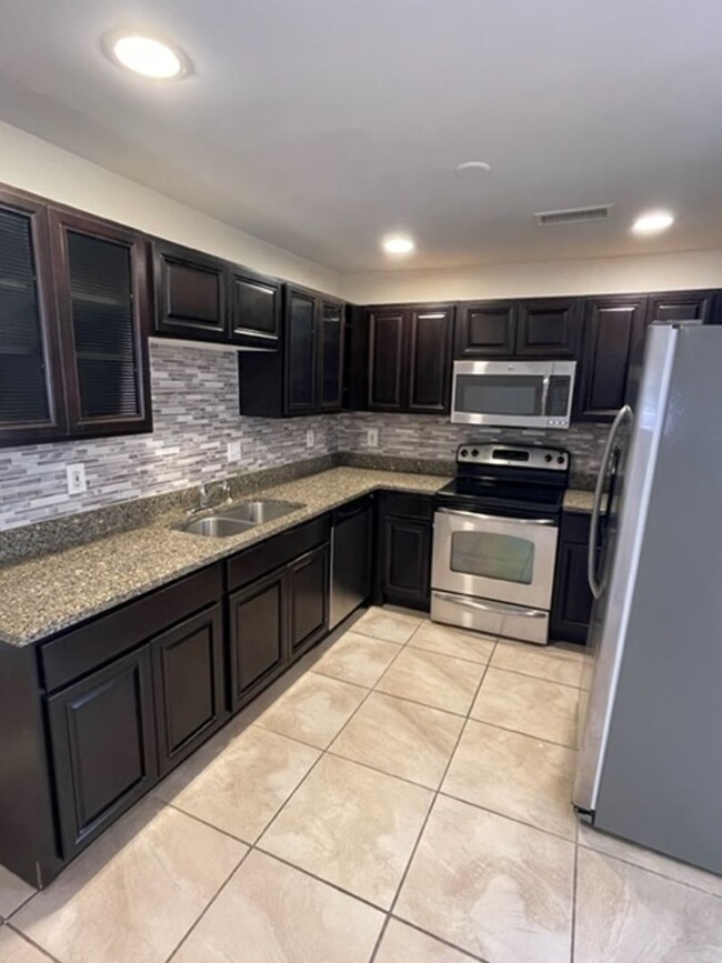 Building Photo - Spacious 2BD/2BA Condo in Midtown – Availa...