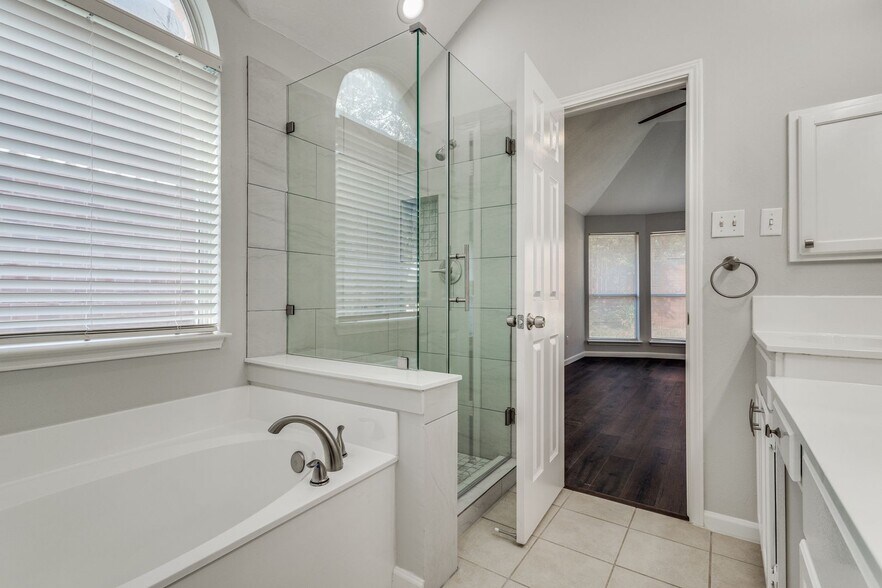 Building Photo - 2317 Suntree Ln