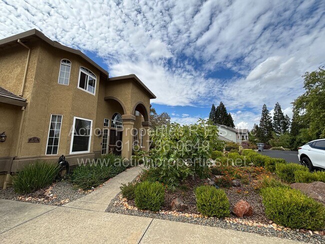 Building Photo - Gorgeous Furnished Villa Tree Lake Village Area - 4 Bed, 2.5 Bath - Beautiful Views - Spacious Pr...