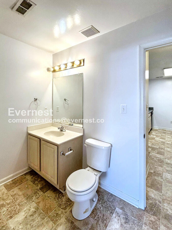 Building Photo - 2703 Westgate Cir