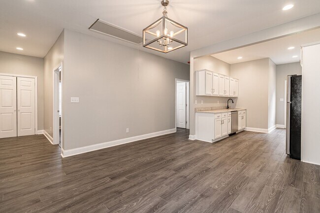 Building Photo - 806 Longfield Ave