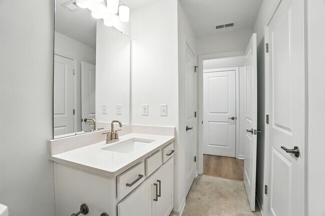 Building Photo - Brand-new three-story townhome in the Univ...