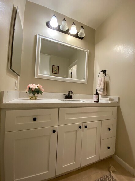 Building Photo - 5484 Roundtree Dr