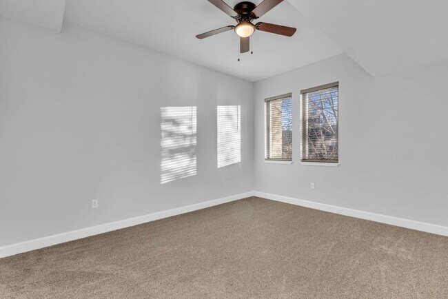 Building Photo - Top Floor Crestview Condo