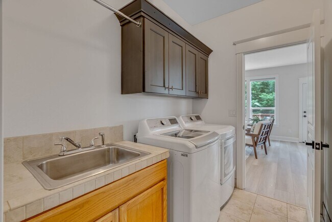 Building Photo - Stunning, spacious 4-bdrm/4-bath in Tigard. Fireplace, massive decks, next to nature