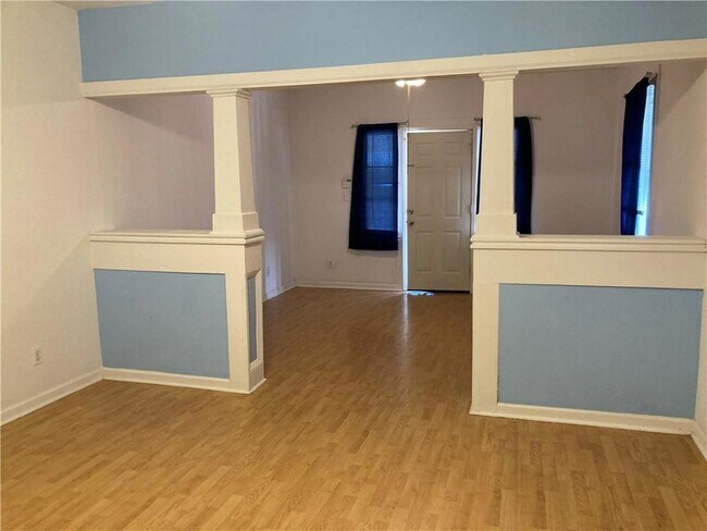 Building Photo - 2021 Music St