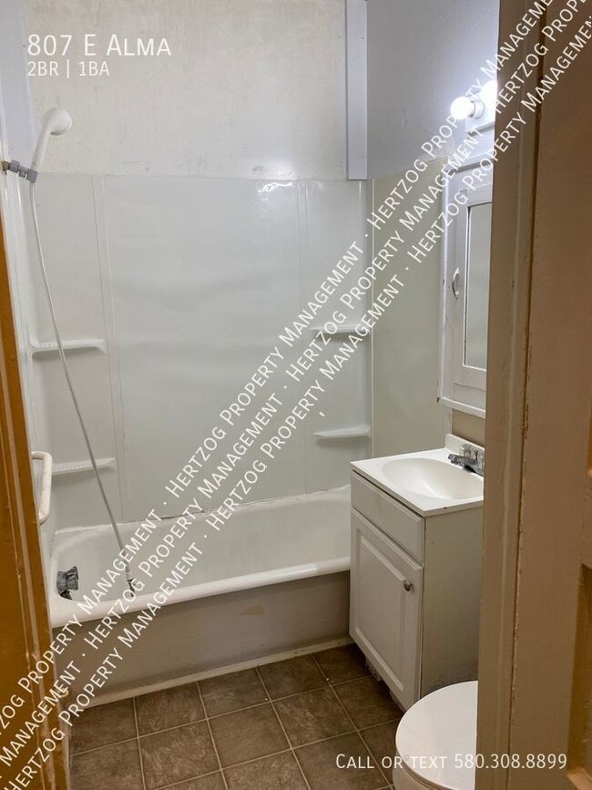 Building Photo - 807 E Alma-