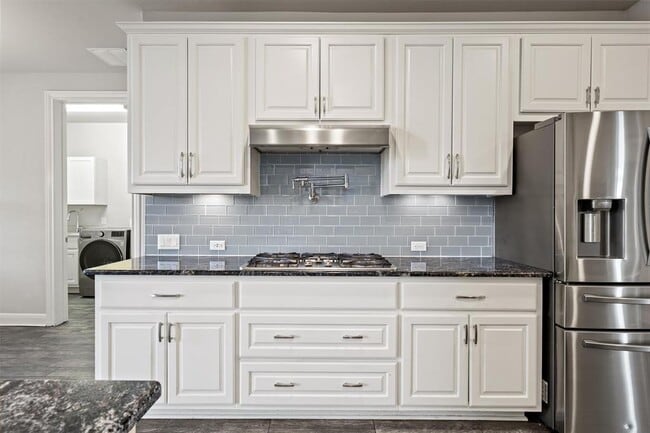 Building Photo - 2700 Mazaro Way