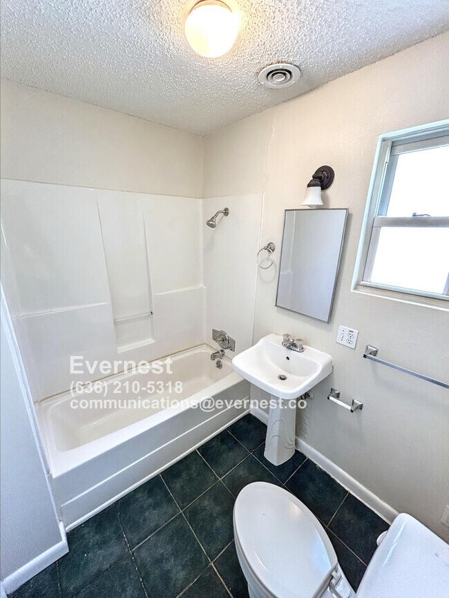 Building Photo - Charming 2-Bedroom Home with Off-Street Pa...