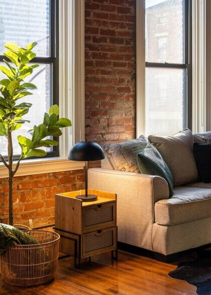 Building Photo - 120 E 13th St