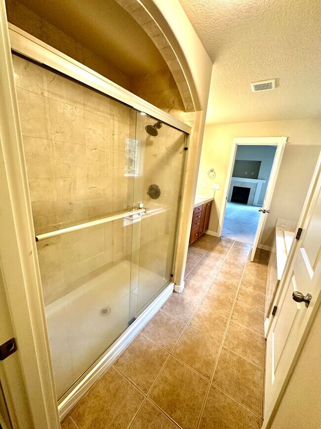 Building Photo - Beautiful 6-bedroom 4-bathroom home in an upscale neighborhood in the Sexton Mountain section of ...