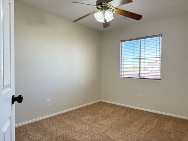 Building Photo - 4 Bedrooms, Den, and Loft