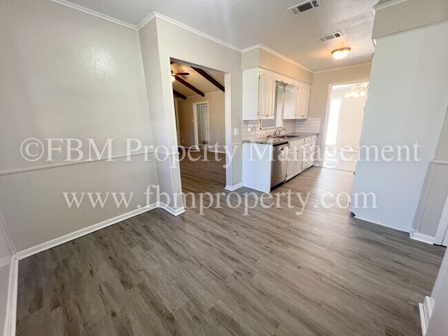 Building Photo - 1204 Williamsburg Dr