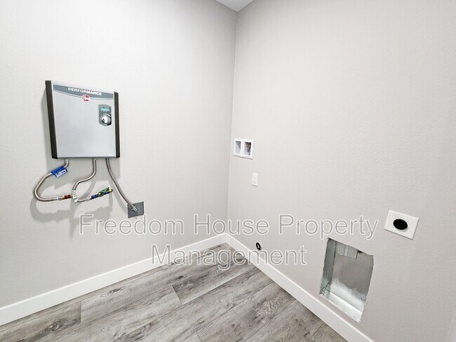 Building Photo - 861 Valiant Ave