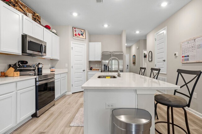 Building Photo - 6686 Sun Tree Cir
