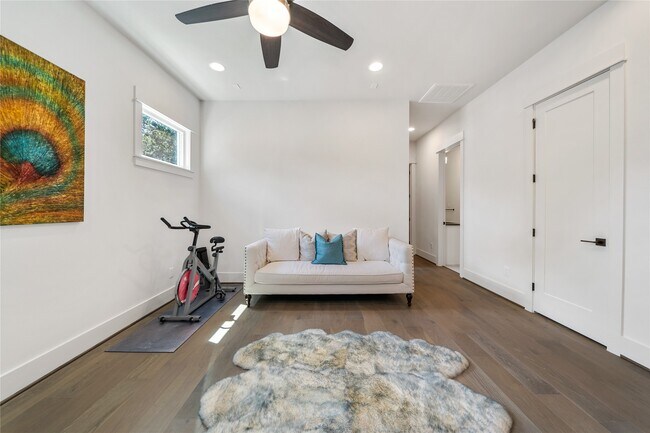 Building Photo - 620 E 26th St