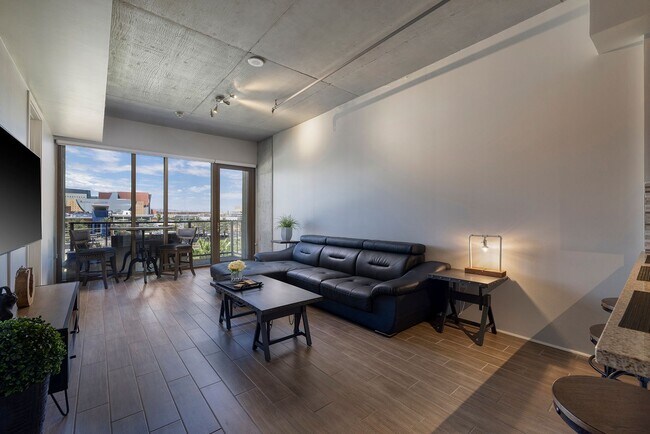 Building Photo - Fully Furnished Spacious One Bedroom - Downtown Las Vegas