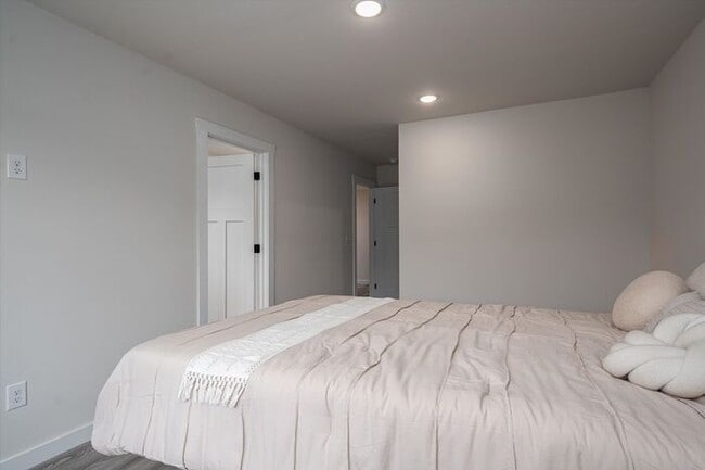 Building Photo - Brand-New Luxury Townhomes – Move-In Speci...