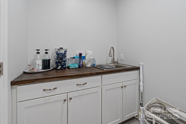 Building Photo - 122 Rutan Ct