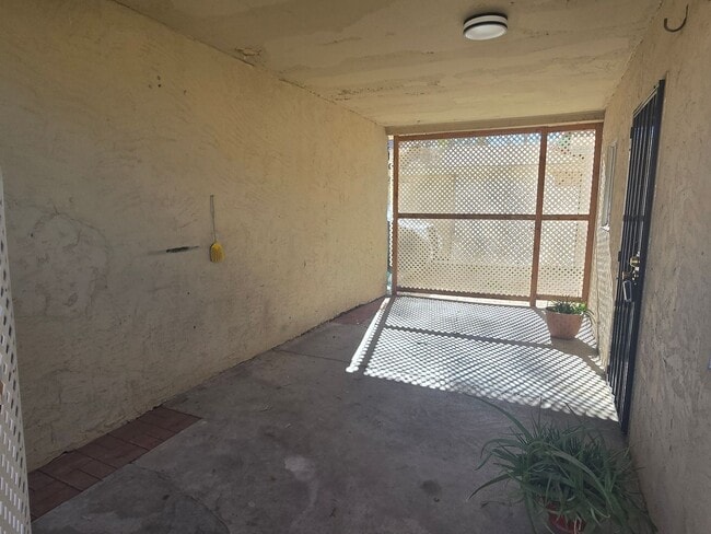 Building Photo - 2-bedroom, 1 bath near Ellsworth