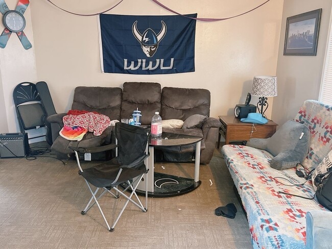 Building Photo - PRELEASING:  5 bdrm/3 bath on High Street!