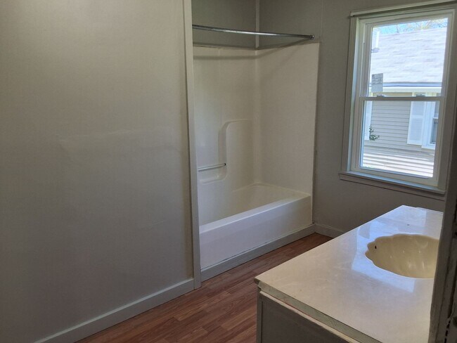 Building Photo - Charming  3 Bed, 2 Bath  House Located in Radcliff