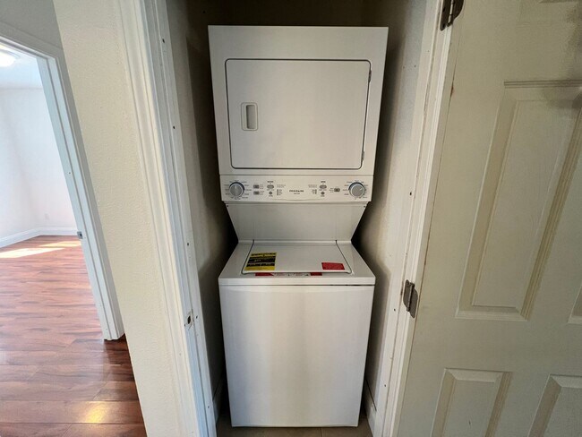 Building Photo - PRE LEASE TODAY!! Remodeled 2 bed, 2 bath unit in Midtown