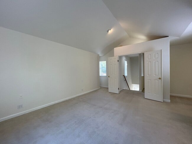 Building Photo - 2 Bed, 2.5 Bath Walnut Creek Home – Peacef...