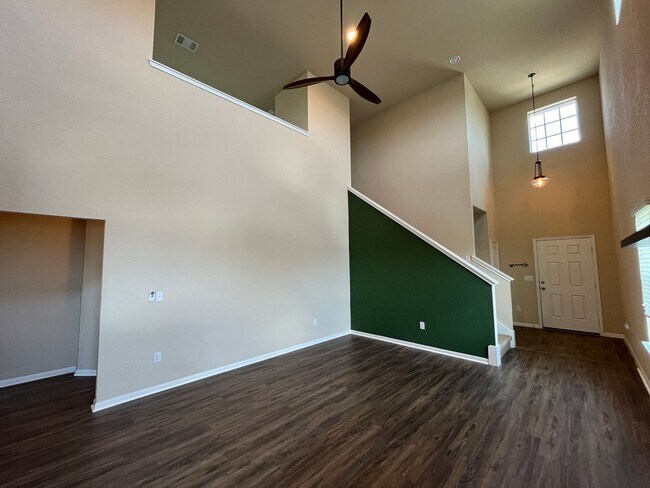 Building Photo - Perfect 3/2.5 - Tall Ceilings and in Immac...