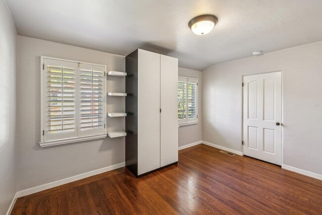 Building Photo - Mediterranean Beauty in Crescent Park – 5B...