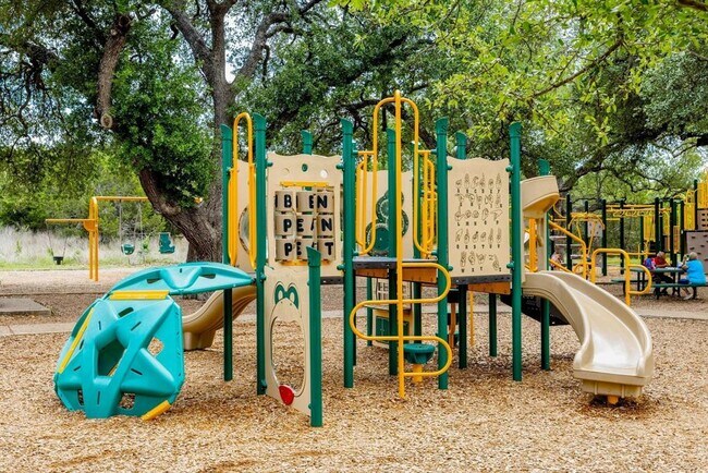 Building Photo - 320 Creek Dr