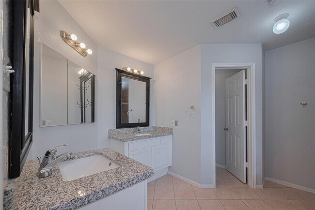 Building Photo - 1439 El Camino Village Dr