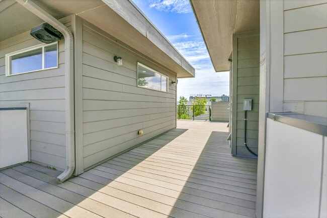 Building Photo - $2,850- 2 Bed/2.5-bathroom Townhome in Denver with Rooftop Deck!