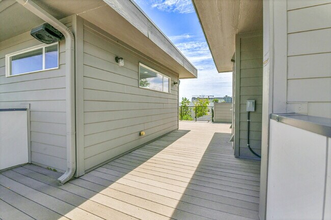 Building Photo - $2,895.95- 2 Bed/2.5-bathroom Townhome in Denver with Rooftop Deck!