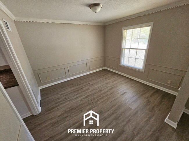 Building Photo - Massive 5BR/3BA Executive Home in East Memphis | Screened Porch & 2,200+ Sq Ft