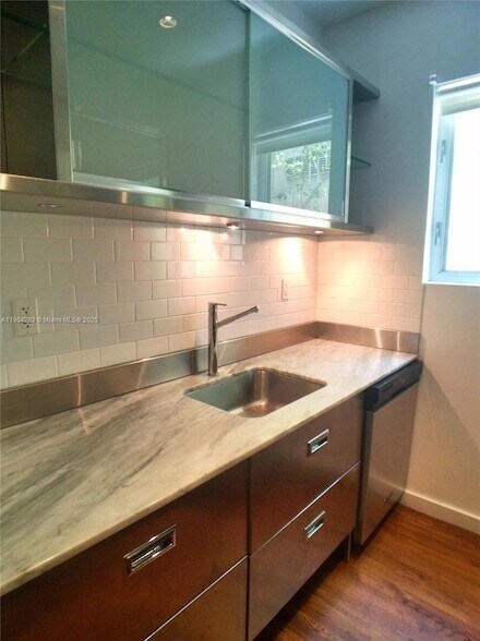 Building Photo - 1751 James Ave