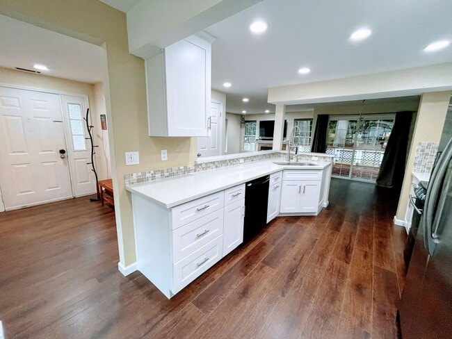 Building Photo - Exquisite Home with 3 Bed and 2.5 Bath in ...