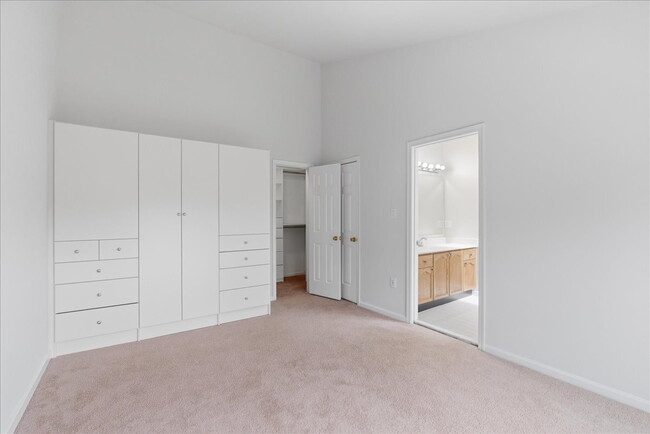 Building Photo - Welcome home to this beautifully updated and move-in-ready 3-bedroom, 3.5-bath townhouse
