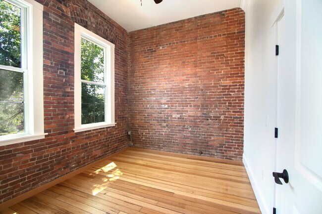 Building Photo - 440 Central Ave