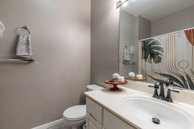 Building Photo - 2 bed/2 bath Upstairs Condo!