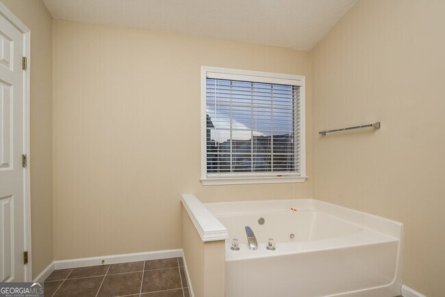 Building Photo - 4425 Ridgefair Dr