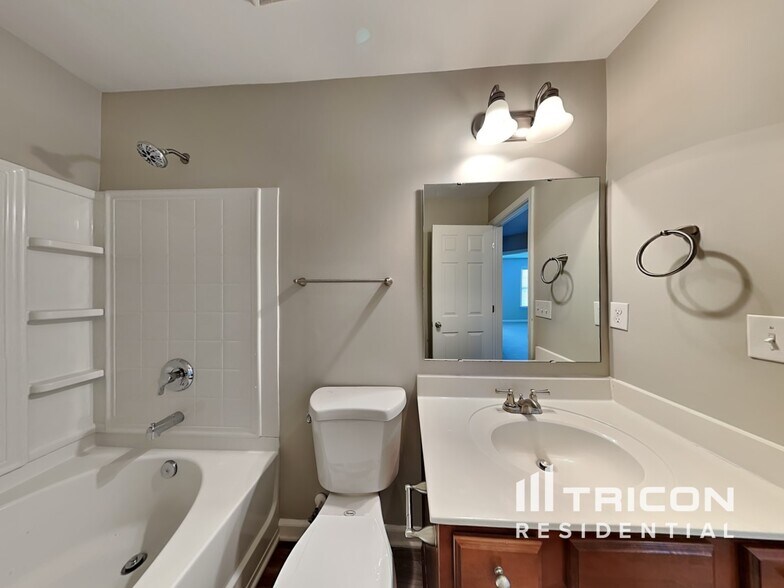 Building Photo - 10204 Daniel Dwayne Dr