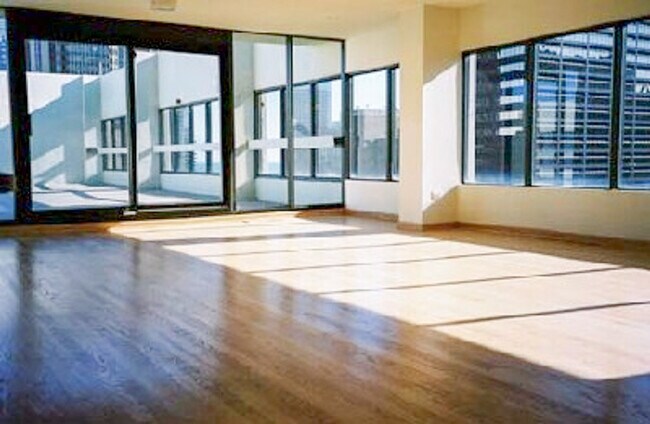 Building Photo - 230 E Ontario St