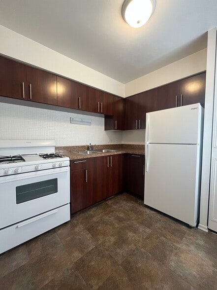 Building Photo - 736 W Buena Ave