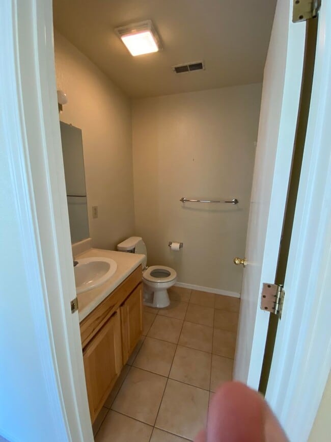 Building Photo - Midtown 2 bedroom 1.5 bathroom