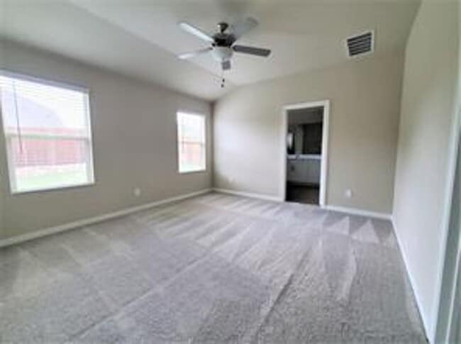 Building Photo - 3 Bedroom with Flex Space Available NOW!